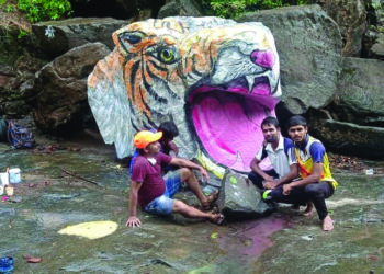 चित्रकाराने दगडातून साकारला वाघ