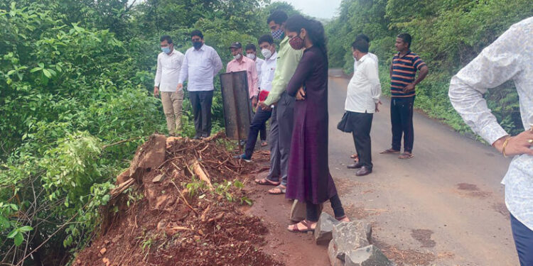 स्त्यावर कोसळलेल्या दरडीची पाहणी