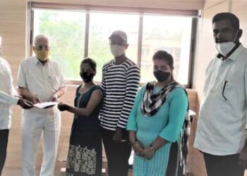 कोरोनामुळे पालक गमावलेल्या पाल्यांना आदर्श बँकेचा आधार