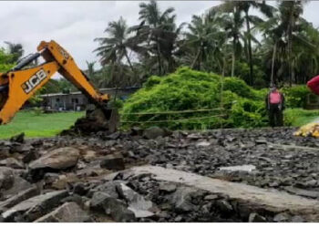 आक्षी-साखर गावातील अतिक्रमणावर बुलडोझर….मात्र ग्रामस्थांचं नेमकं काय म्हणणं आहे, लवकरच जाणून घेऊ!