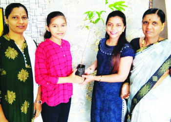 आर्या तर्फे वनौषधी रोपांचे वाटप