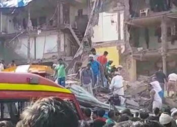 मुंंबईत इमारतीचा भाग कोसळला