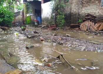 बेकरे गावात सांडपाणी रस्त्यावर