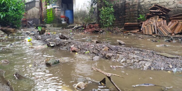 बेकरे गावात सांडपाणी रस्त्यावर