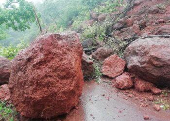 केळघर रस्त्यावर पुन्हा दरड