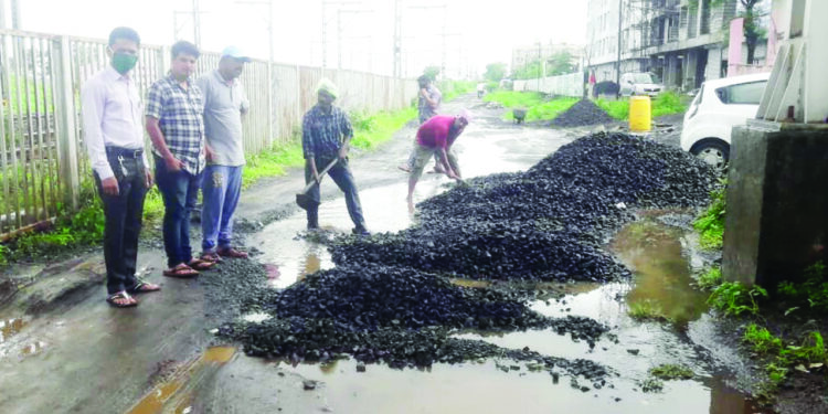 भिवपुरी स्टेशन रस्त्याची दुरुस्ती