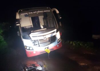 जीओच्या खड्ड्यात रूततात गाड्या