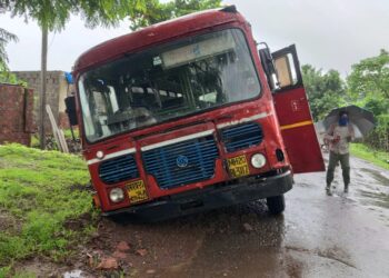 जीओच्या खड्यात श्रीवर्धन-नालासोपारा बस