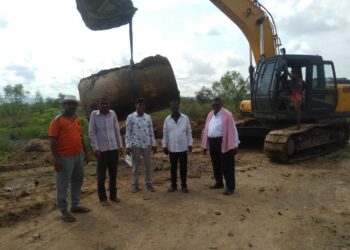 लोकवर्गणीतून केली खारबंदिस्तीची कामे