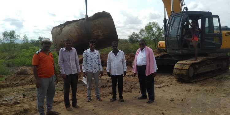 लोकवर्गणीतून केली खारबंदिस्तीची कामे