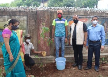 एक विद्यार्थी, एक रोप उपक्रमांतर्गत वृक्षारोपण