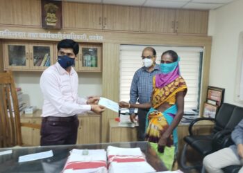 पनवेलमध्ये लाभार्थ्यांना धनादेश वाटप