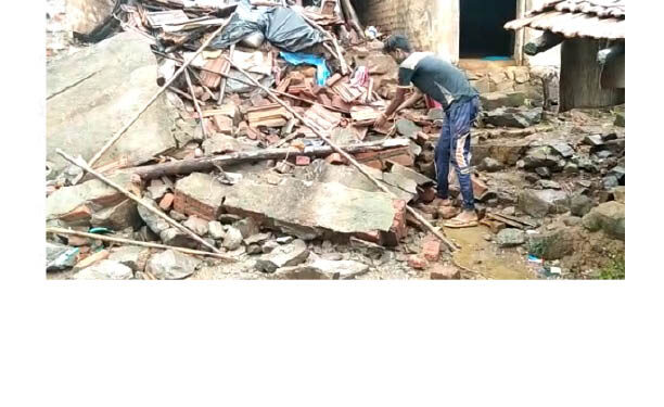 अतिवृष्टीने घर हिरावले! आता झोपायचं कसं; चिमुकलीचा बाबांना प्रश्‍न