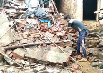 अतिवृष्टीने घर हिरावले! आता झोपायचं कसं; चिमुकलीचा बाबांना प्रश्‍न