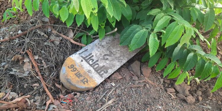 रस्त्यांवरील अंतराचे दगड हरवले झुडपात