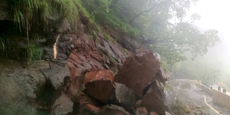 माथेरान-नेरळ घाटात कोसळली दरड