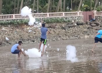 नांदगाव, मुरुडच्या किनार्‍यावर हवेतून फेसाचे गोळे