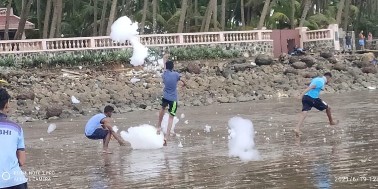 नांदगाव, मुरुडच्या किनार्‍यावर हवेतून फेसाचे गोळे