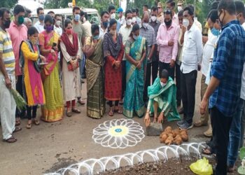 माणगांवमध्ये पालकमंत्री यांच्याहस्ते रस्त्याचे भूमिपूजन