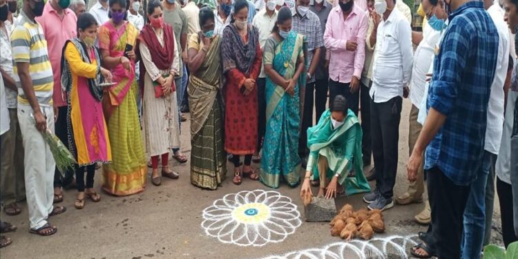 माणगांवमध्ये पालकमंत्री यांच्याहस्ते रस्त्याचे भूमिपूजन