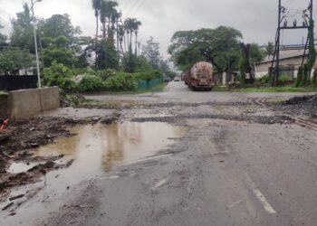 खोदलेल्या रस्त्यांमुळे अपघाताची शक्यता