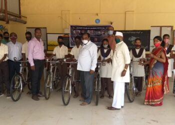 ‘या’ हायस्कूलला सायकल वाटप