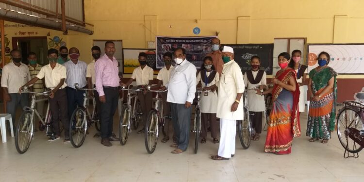 ‘या’ हायस्कूलला सायकल वाटप