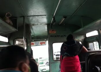 गळक्या बसमध्ये प्रवाशांनी केला प्रवास