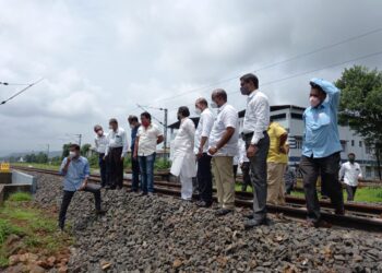 कोकण रेल्वे मार्गाची खा. तटकरेंकडून पाहणी