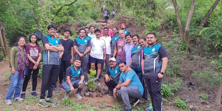 नवपरिवर्तन संस्थेतर्फे वृक्षारोपण