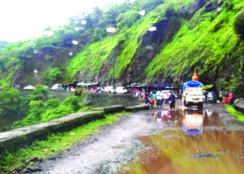 वरंधा घाटांत पर्यटकांची गर्दी