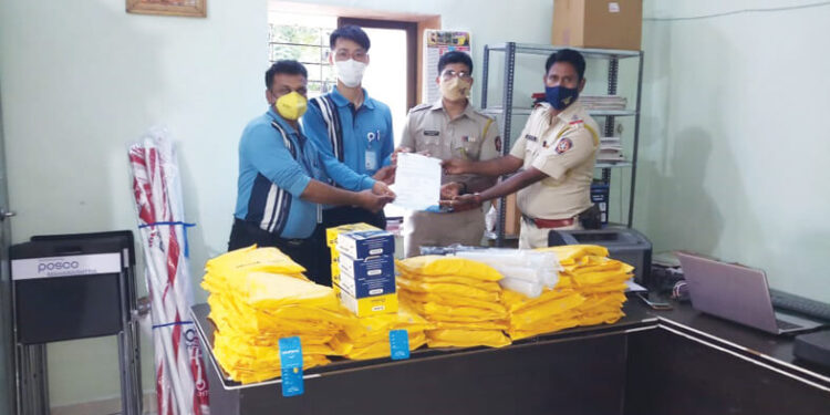 रायगड पोलिसांना पावसाळा साहित्याचे वाटप