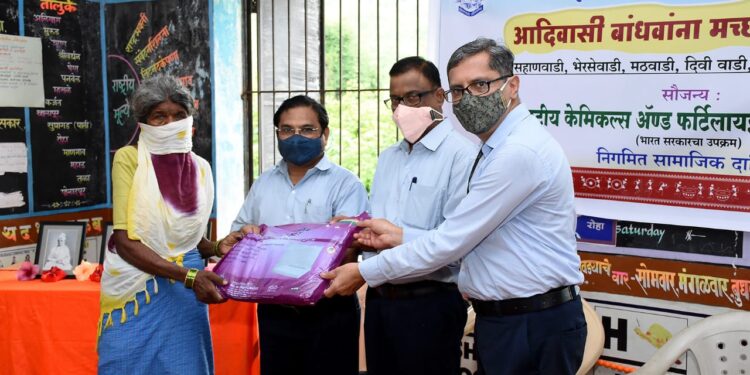 श्री रामकृष्ण विवेकानंद सेवा समितीतर्फे आदिवासी वाड्यांवर मच्छरदाण्यांचे वाटप