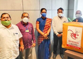 झेप फाउंडेशनने दिले रायगड जिल्हा परिषदेस एक लाख सहा हजार ट्रिपल लेयर मास्क भेट