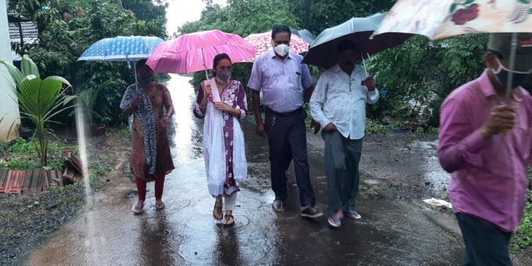 शेकाप नेत्या चित्रलेखा पाटील यांच्याकडून मुळे गावातील नुकसानीची पाहणी