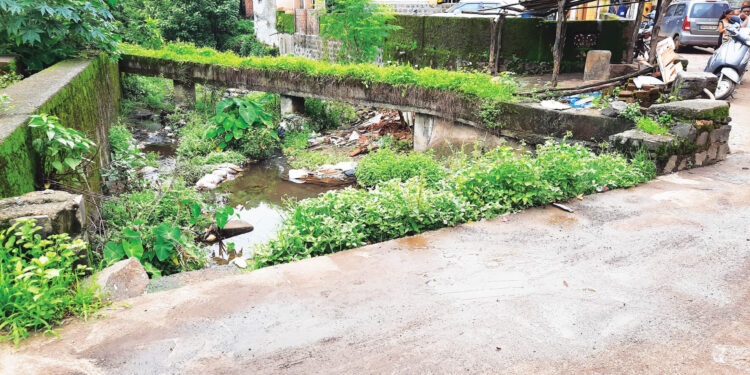 सावधान !  इथे अपघाताची शक्यता