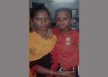 मुलीसाठी आईने घेतलं दुर्गाचं रुप