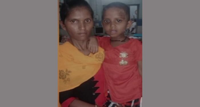 मुलीसाठी आईने घेतलं दुर्गाचं रुप