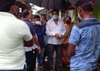 दोन दिवसानंतर आली आमदाराना जाग; मुरुडकरांनी दळवीना सुनावले खडेबोल, आमदारांचा काढता पाय… पहा व्हिडीओ