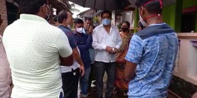 दोन दिवसानंतर आली आमदाराना जाग; मुरुडकरांनी दळवीना सुनावले खडेबोल, आमदारांचा काढता पाय… पहा व्हिडीओ