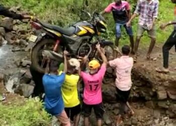 जूम्मापट्टी ते असलवाडी रस्ता गेला वाहून…. आदिवासी लोकांचे हाल