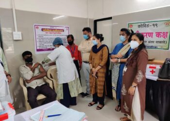 पनवेल मधील रस्त्यावरील बेघर, निराधार व्यक्तींचे कोव्हीड लसीकरण