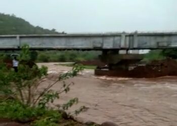 कोकण किनारपट्टीला पावसाने झोडपले