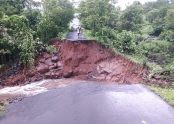 रस्ता खचल्यामुळे महाड तालुक्याशी संपर्क तुटला