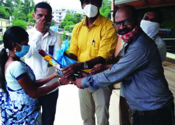 आदिवासी बांधवांना जीवनावश्यक वस्तू, छत्री वाटप