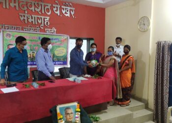 महिलांना भाजीपाला बियाण्यांचे वाटप