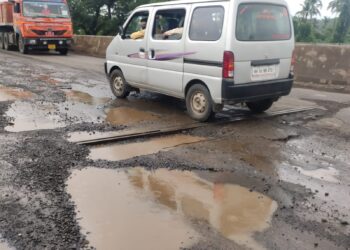 मुंबई-गोवा महामार्गावरील खड्डे जीवघेणे
