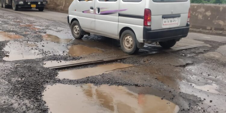 मुंबई-गोवा महामार्गावरील खड्डे जीवघेणे
