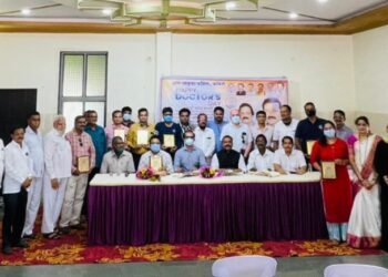 डॉक्टर दिनानिमित्त डॉक्टरांचा सत्कार