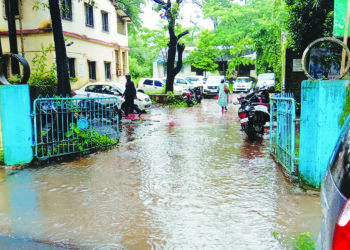 उरण पंचायत समितीच्या आवारात गटाराचे पाणी